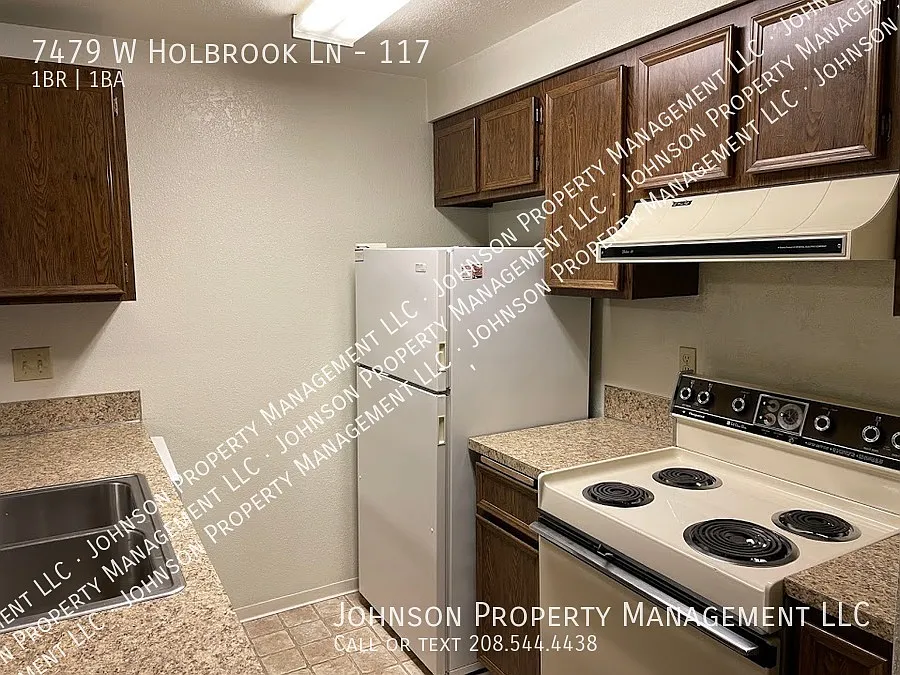 Affordable ground level unit Central Boise with large shared yard areas! — Photo 3
