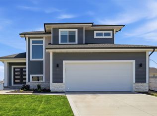 2965 Primrose Ln, Pella, IA 50219