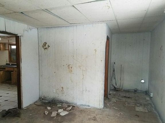 5th image of 407 Emery Ter
