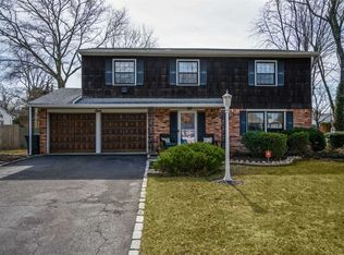 8 Glenfield Ln, Nesconset, NY 11767