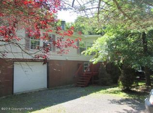 821 Country Place Dr, Tobyhanna, PA 18466