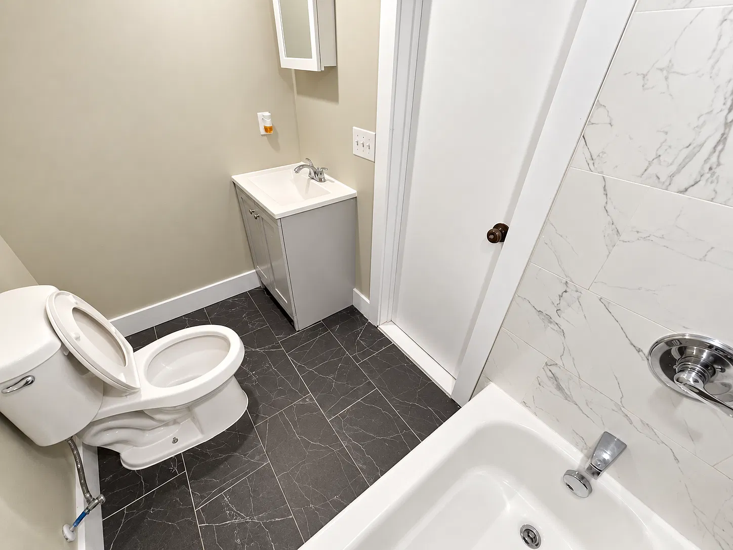 3 bed, 1200 sqft, $1,945 — Photo 4