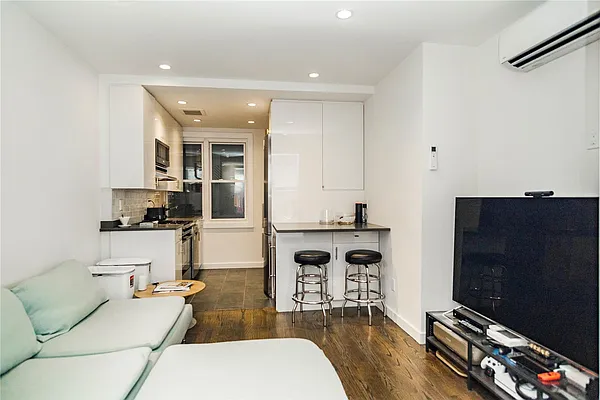 Rented by Century 21 Metropolitan | media 17