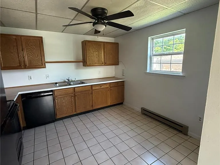 1221 W Whitehall St — Photo 4