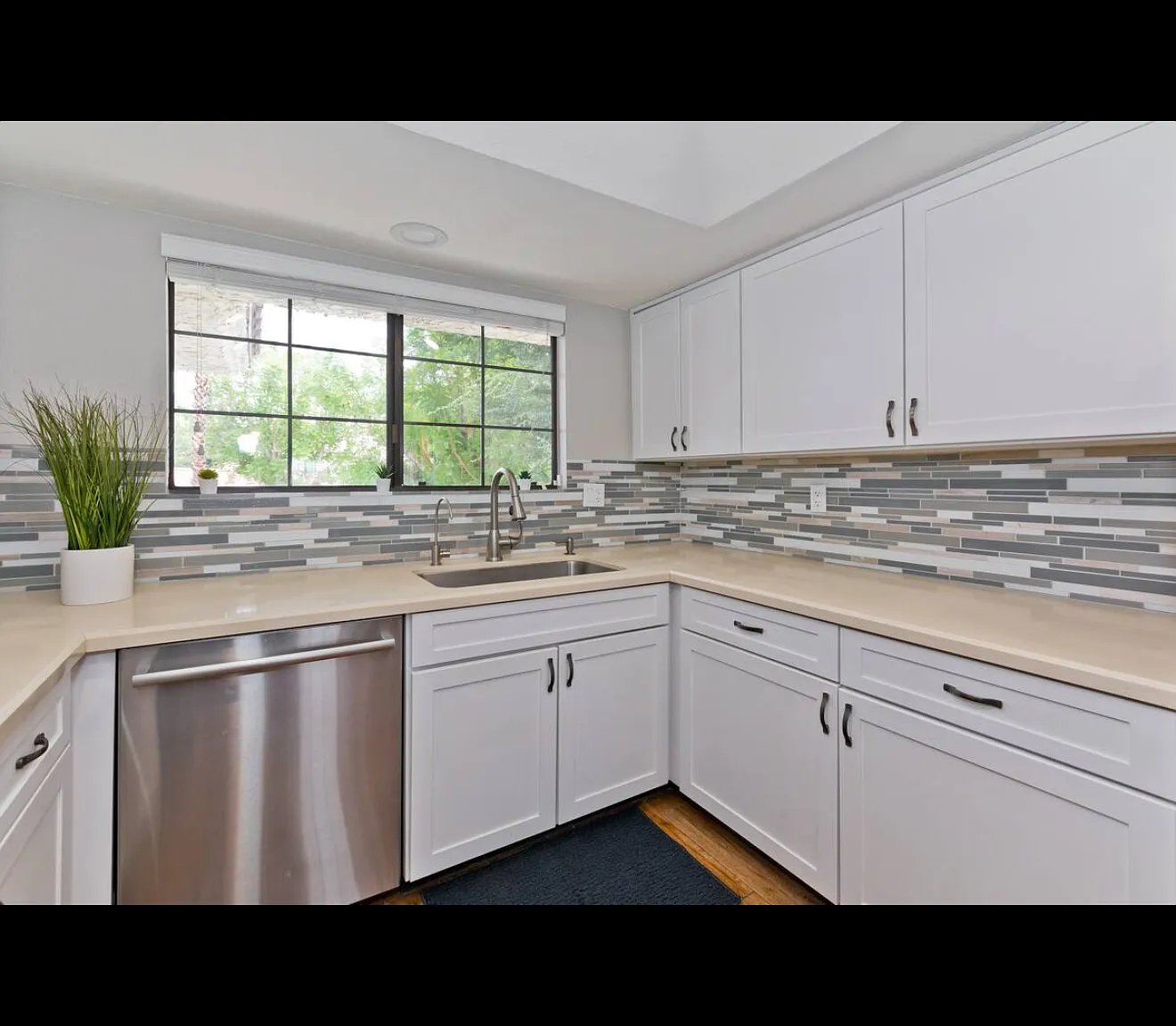 505 S Farrell Dr — Photo 1