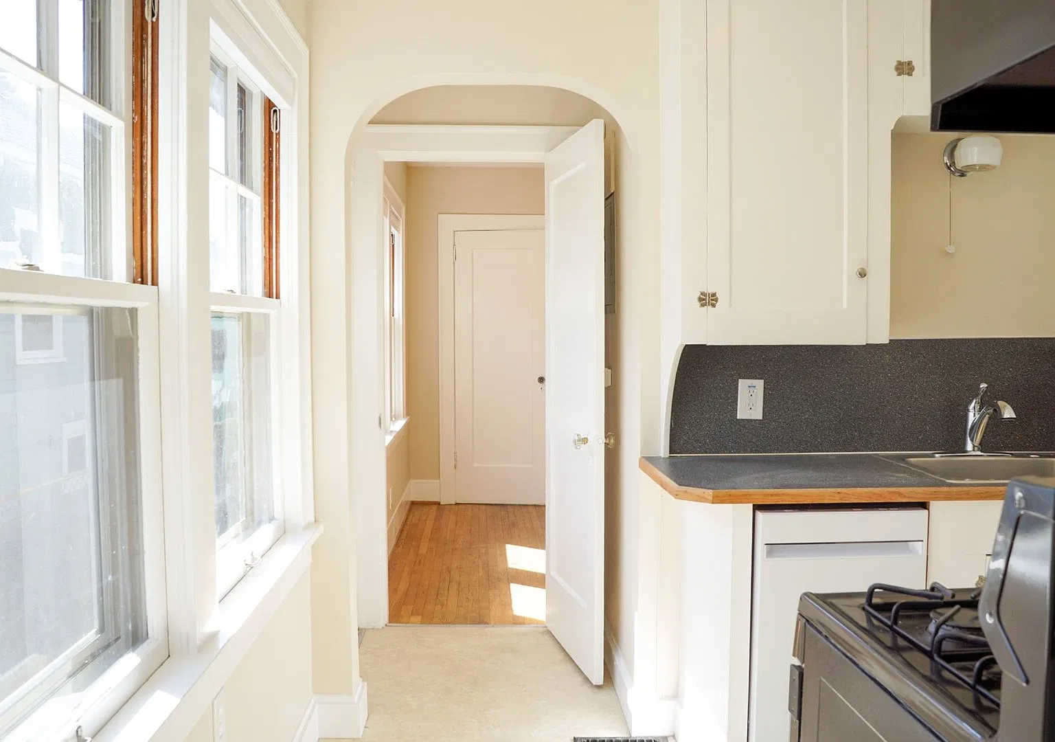 Ideal Se Apartment: Endless Charm Inside And Out! — Photo 3