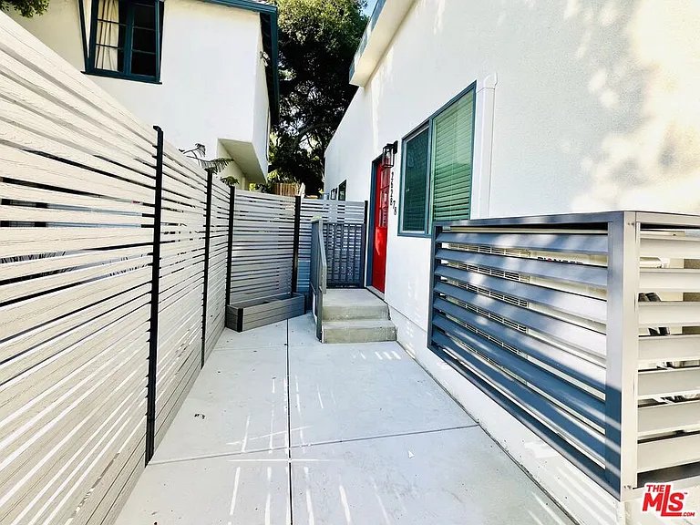 2628 N Beachwood Dr #7/8 — Photo 6