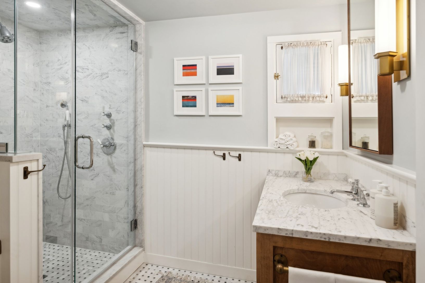  LARGE BATHROOM ON MAIN FLOOR