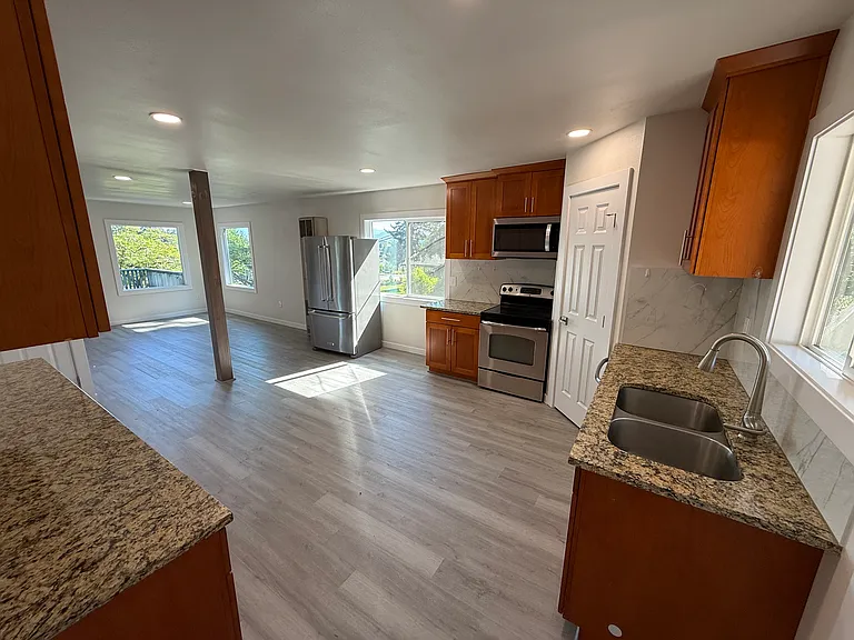 1816 E Fir St — Photo 2