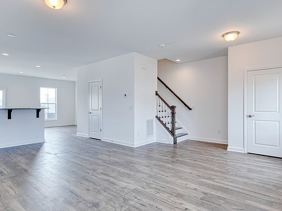 5th image of 221 Addison Ct
