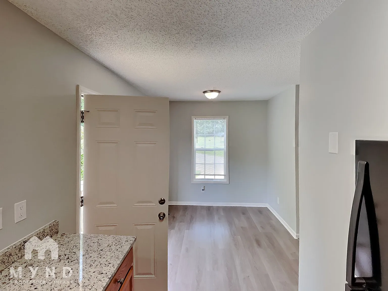 3 bed, 2.0 bath, 1025 sqft, $1,555 — Photo 4