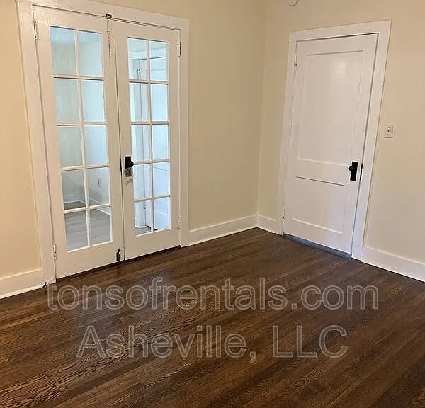 1809 Windsor Dr — Photo 11