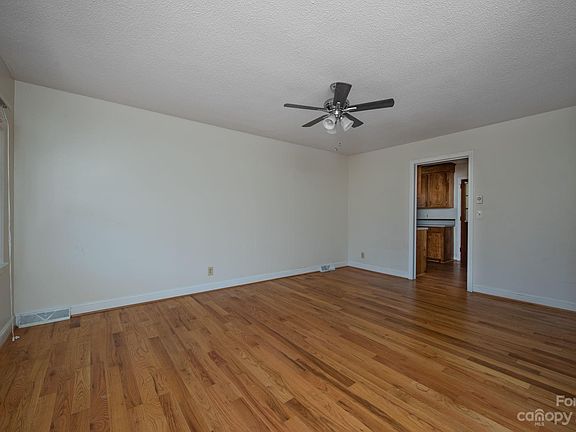 4th image of 136 Hillcrest St