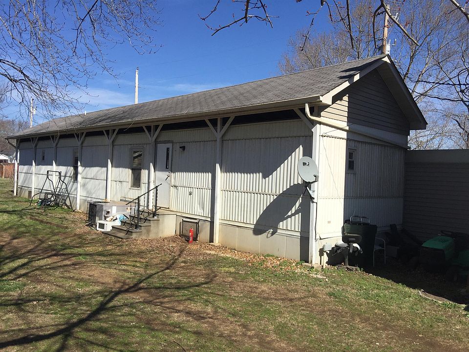 2nd image of 302 College St