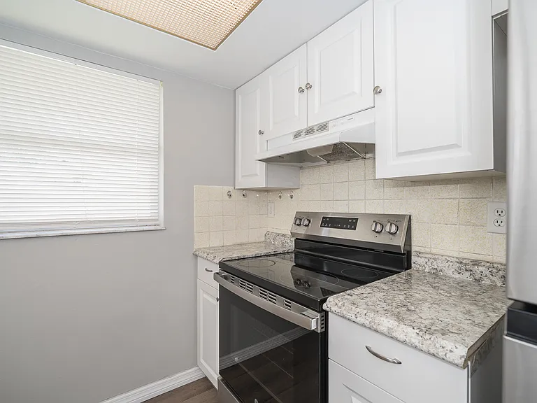 7911 Foxwood Dr — Photo 5