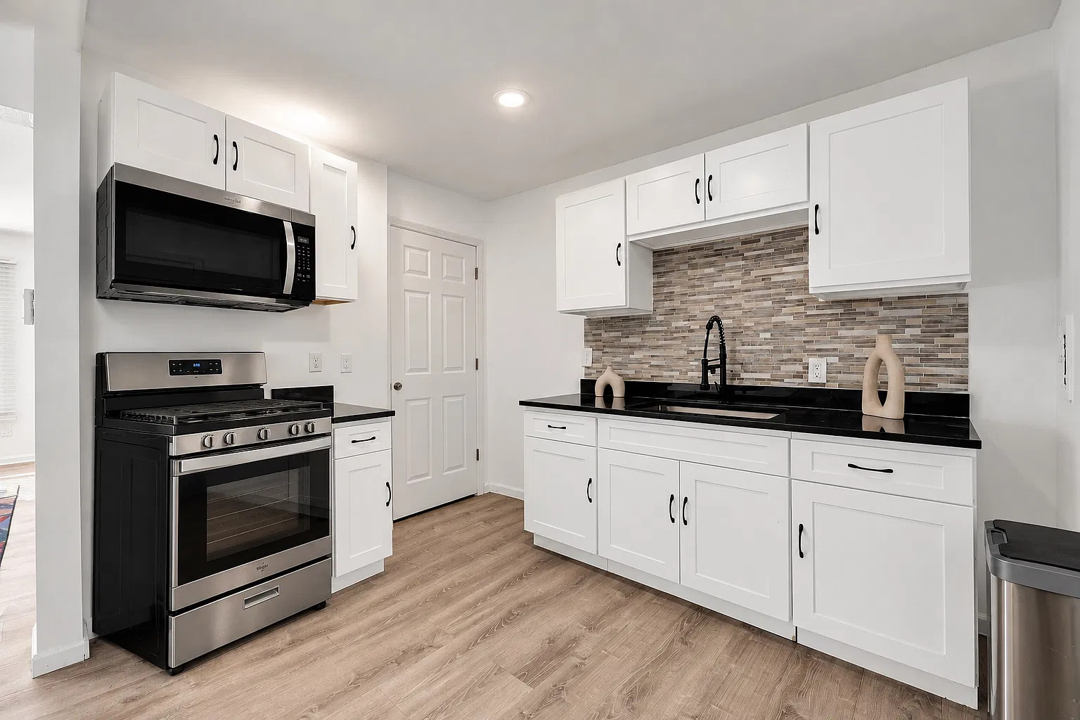 3 bed, 962 sqft, $1,498 — Photo 3
