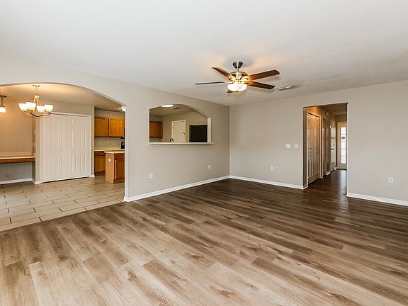 4th image of 915 Brenton Leaf Dr