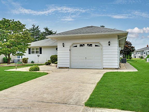 3rd image of 10 Ravenna Ct