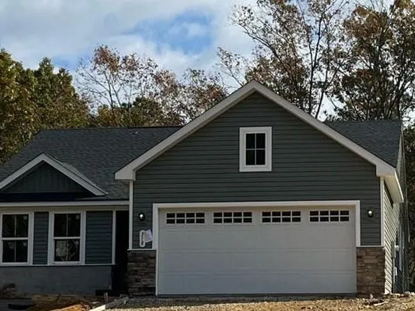 318 Pleasants Ln, Kilmarnock, VA 22482