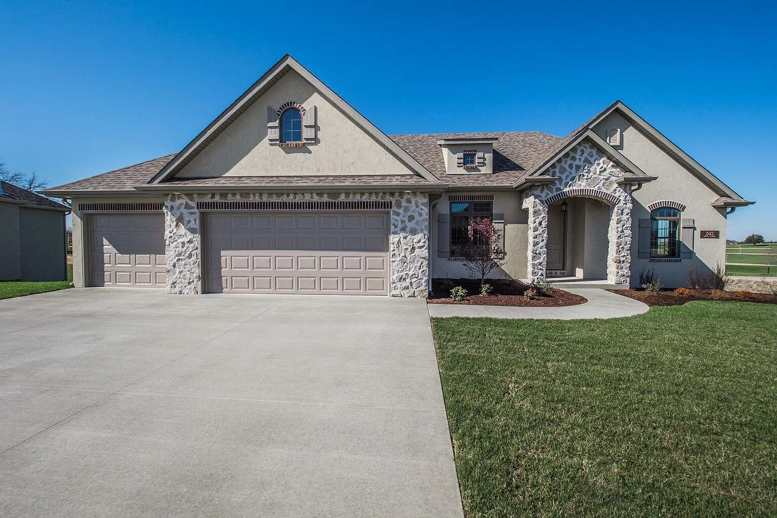 4 bed, 3.0 bath, 2950 sqft, $3,600 — Photo 1