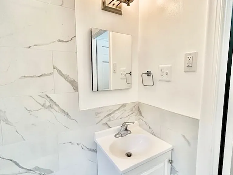 - 4534 Avondale Street — Photo 36