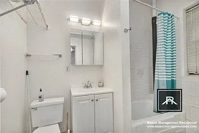 4 bed, 1.0 bath, 1048 sqft, $3,600 — Photo 3
