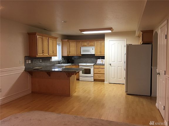 5th image of 714 Lupine Dr S