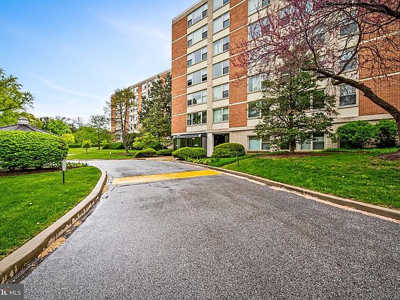 2nd image of 4401 Roland Ave Unit 110