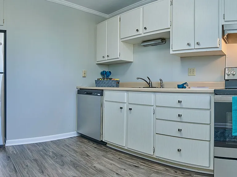 Seven Oaks Apartments — Photo 27