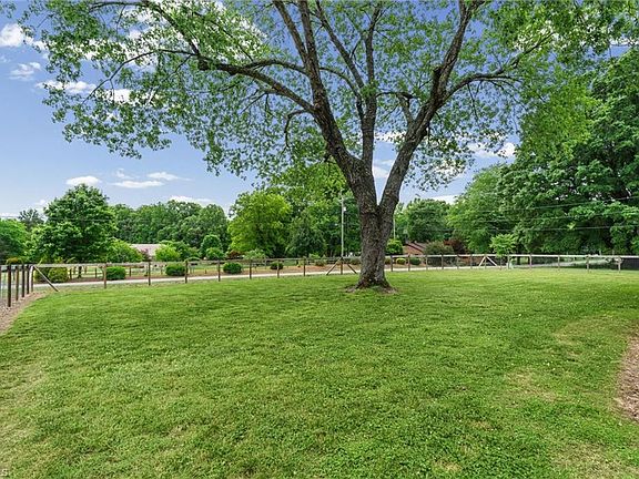 3rd image of 111 Pool Dr