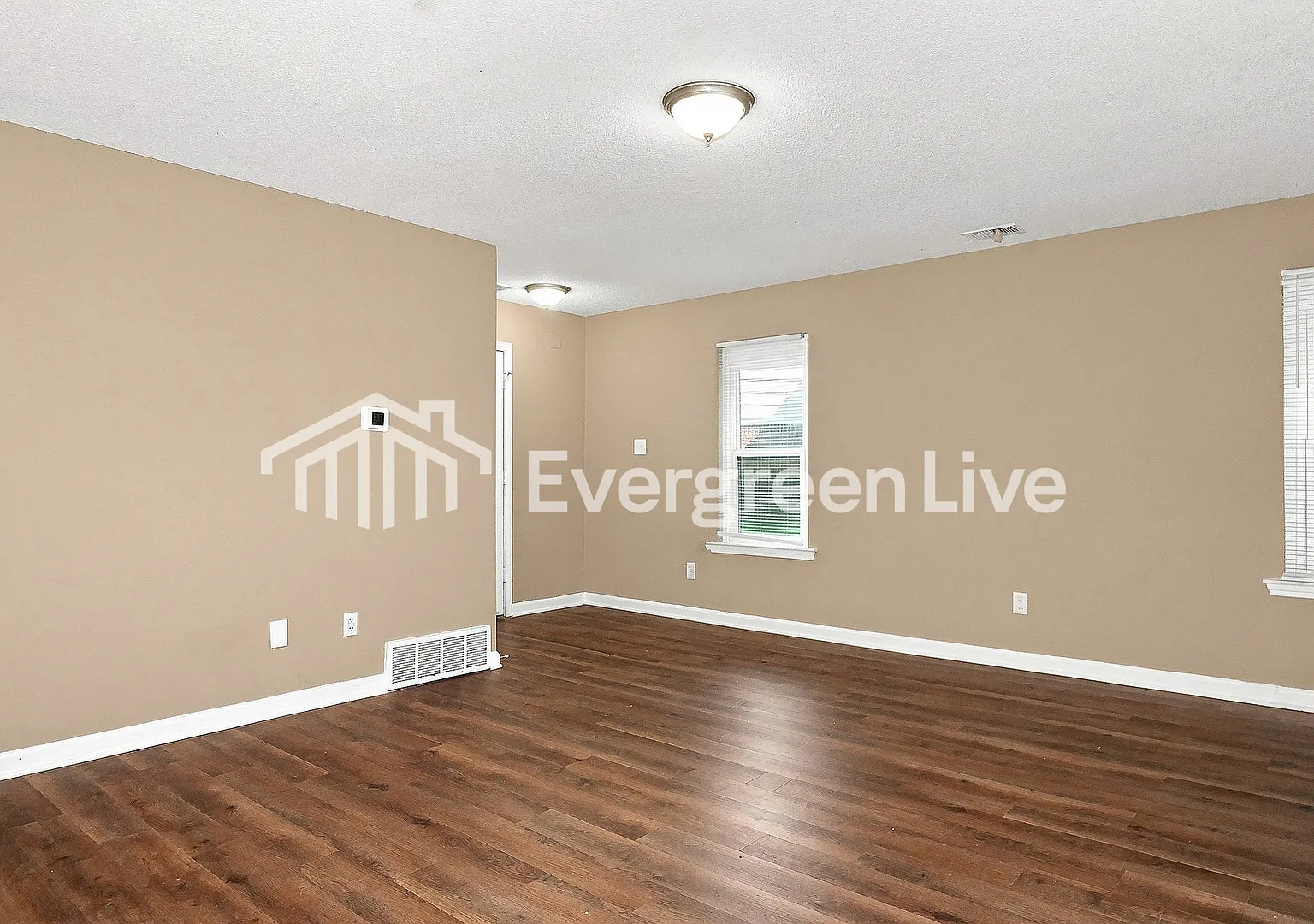 3 bed, 2.0 bath, 1301 sqft, $1,295 — Photo 2