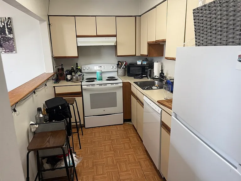 483 E Broadway #4 — Photo 3