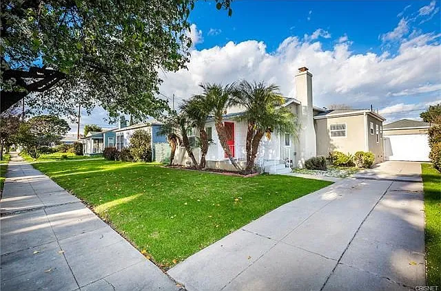 2530 S Bentley Ave — Photo 4