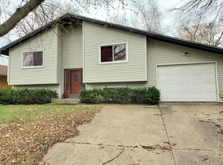614 Woodridge Dr, Rockford, IL 61108