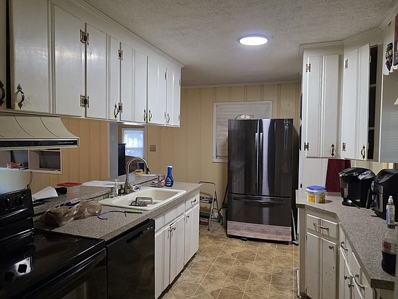 5th image of 300 Edgewater Dr