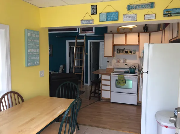 16 Bragg Ave APT A, Hampton, NH 03842