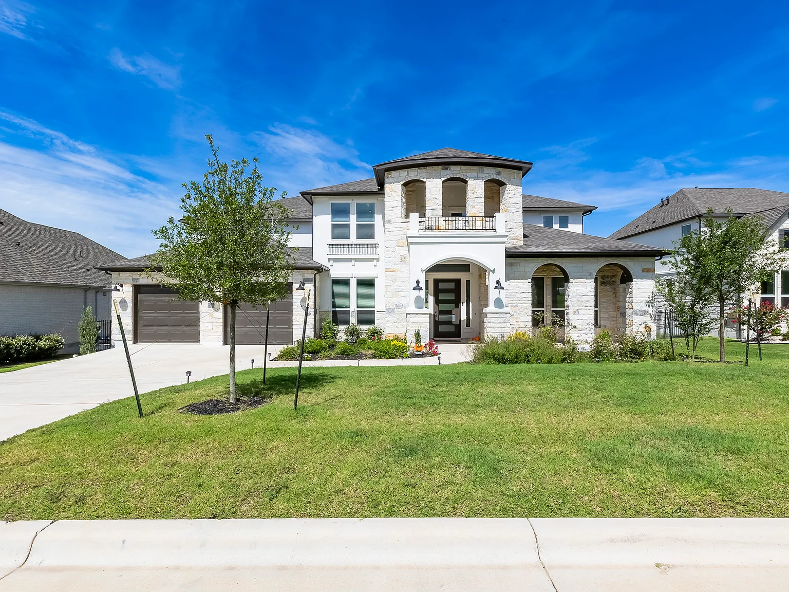 4 bed, 5217 sqft, $5,900 — Photo 3