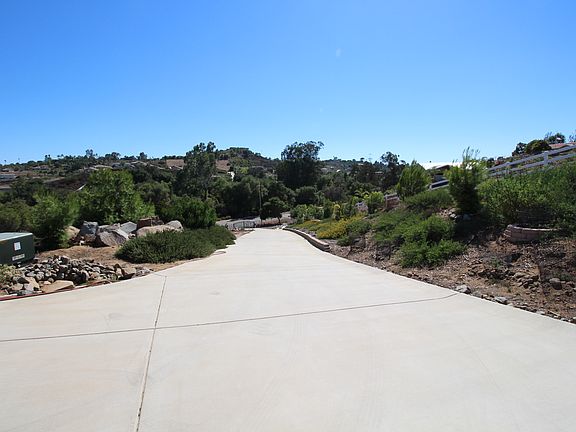 5th image of 215 Del Valle Dr