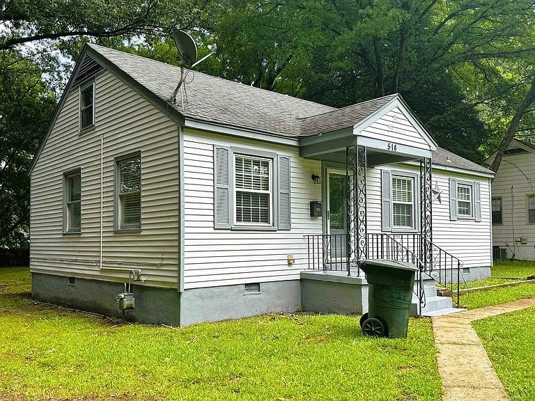 514 Western Dr — Photo 2