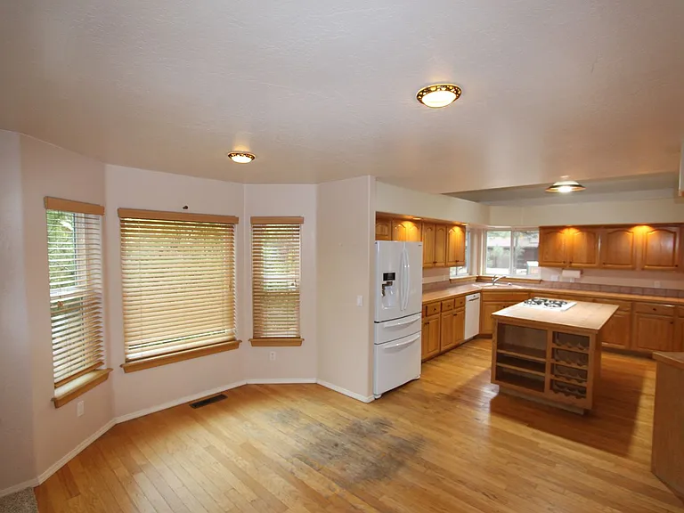 2100 N Timberline Rd — Photo 11
