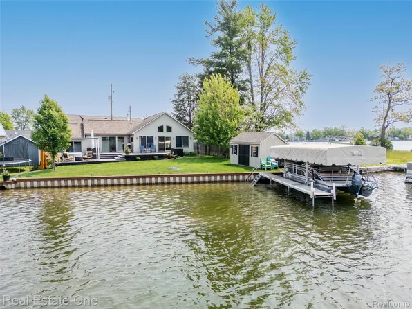 16384 Whitehead Dr, Linden, MI 48451
