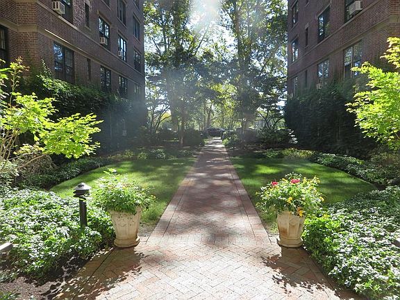 4th image of 988 Memorial Dr APT 483