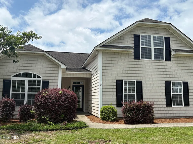 121 Mulberry Cir — Photo 2
