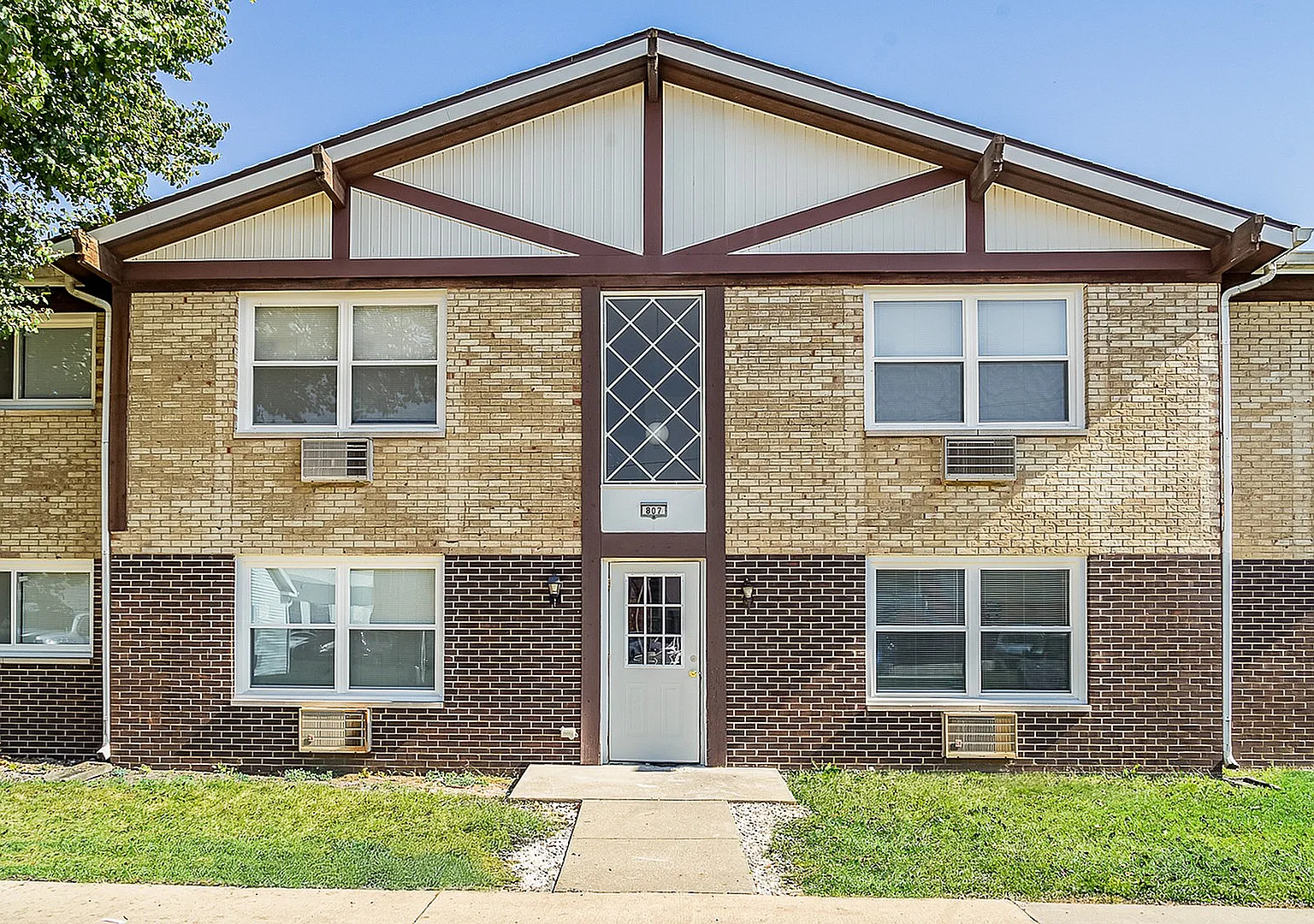 Town & Country Apartments — Photo 4