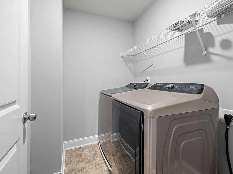 2570 Castellan Dr — Photo 40