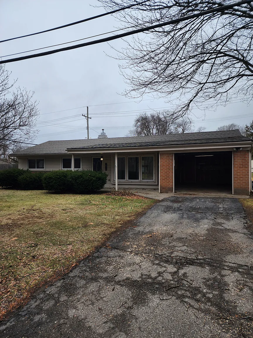 1075 N Commerce Rd photo 1