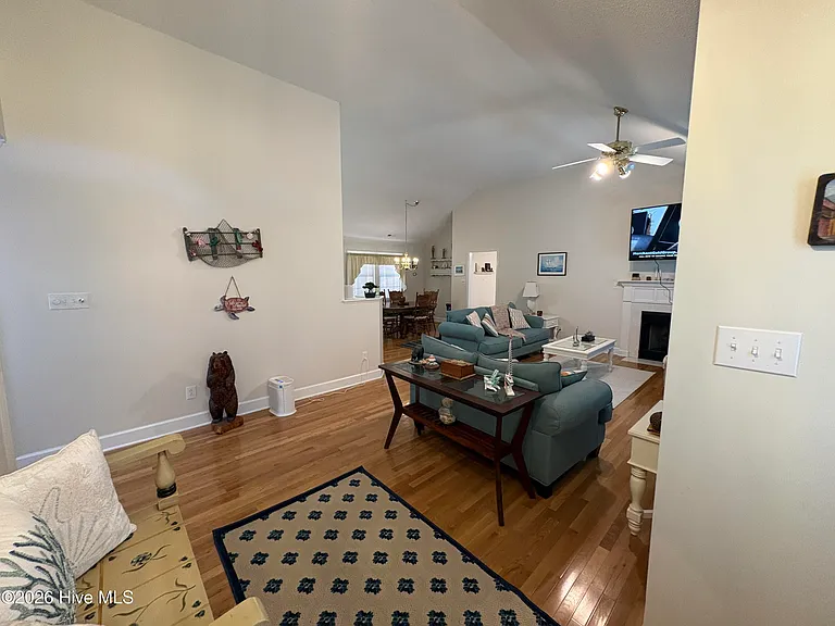 901 Firefly Ct — Photo 6
