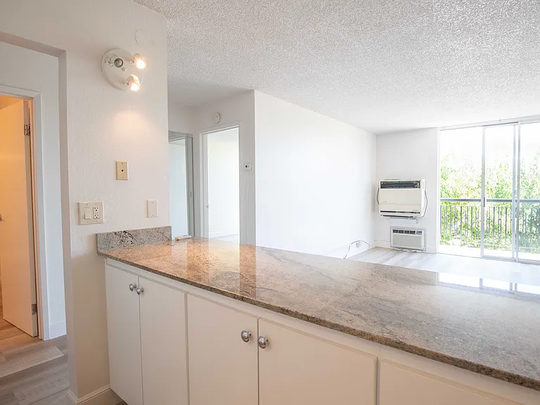 325 Rowland Boulevard — Photo 4