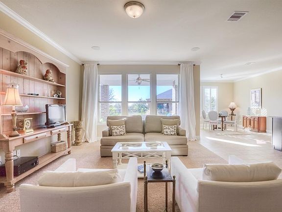 4th image of 526 Larkspur Ln
