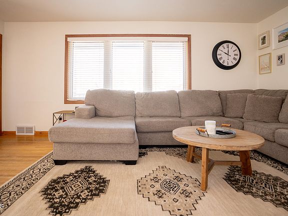 4th image of 332 12th Ave NE